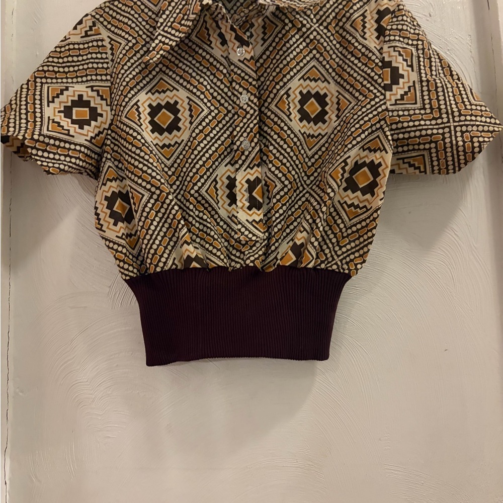Geometric Patterned Short Sleeve Top - Picture 2 of 7